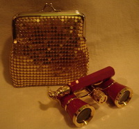 Театральный бинокль красный лорнет в золотом кошелечке 11х12 Gold series