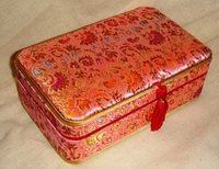 Розовая шкатулка из китайского шёлка 14х8.5х5см