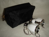 Театральный бинокль 4х30 белый с серебром в черной сумке 14х10х6см