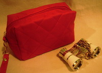Театральный бинокль 3х25 белый с золотом в красной сумке 14х10х6см