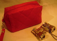 Театральный бинокль 3х25 золотой в красной сумке 14х10х6см