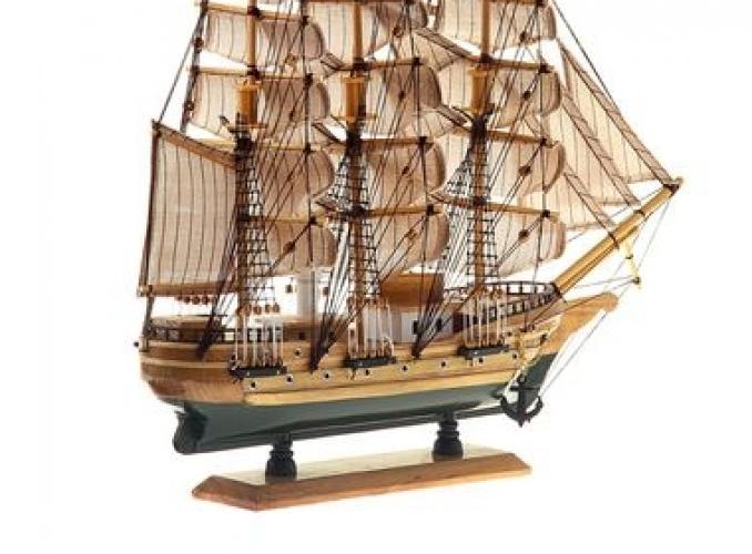 Корабль сувенирный средний - борта светлое дерево, три мачты, бежевые паруса с полосой