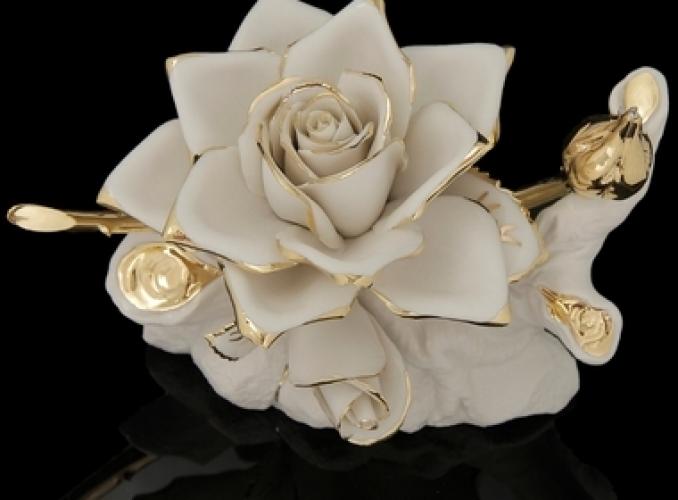 Декоративная роза Золотые лепестки