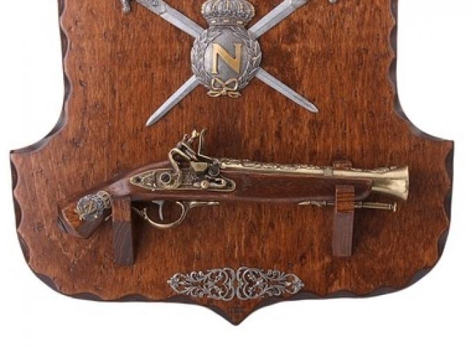 Макет пистоля и 2-х кинжалов на панели Napoleon