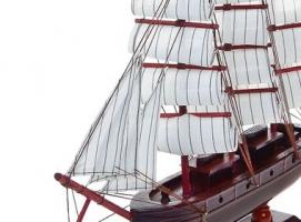Корабль сувенирный средний - борта темное дерево, каюты, три мачты, белые паруса с полосой