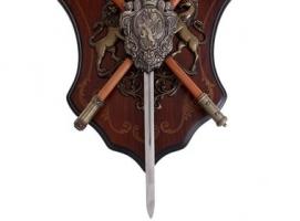 Геральдика: щит со львом, меч и 2 топора