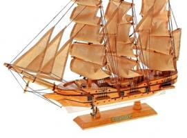 Корабль сувенирный средний - светлое дерево, каюты, якорь, три мачты, бежевые паруса