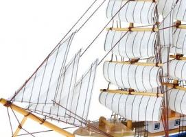 Корабль сувенирный средний - борта синие с белой полосой, каюты, якорь, три мачты, белые паруса с полосой