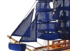 Корабль сувенирный средний - борта красное дерево с коричневой полосой, три мачты, синие паруса