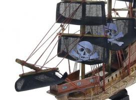 Корабль сувенирный средний - борта деревянные, каюты, якорь, три мачты, чёрные паруса с пиратским символом
