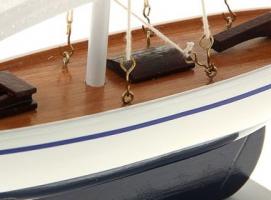 Яхта сувенирная средняя - борта белые с полосой, паруса в полоску, цвета МИКС