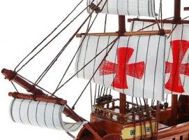 Корабль сувенирный средний - борта светлое дерево с полосой, три мачты, белые паруса, пиратский флаг