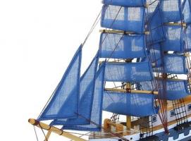 Корабль сувенирный средний - синие борта, каюты, якорь, три мачты, однотонные паруса, цвета МИКС